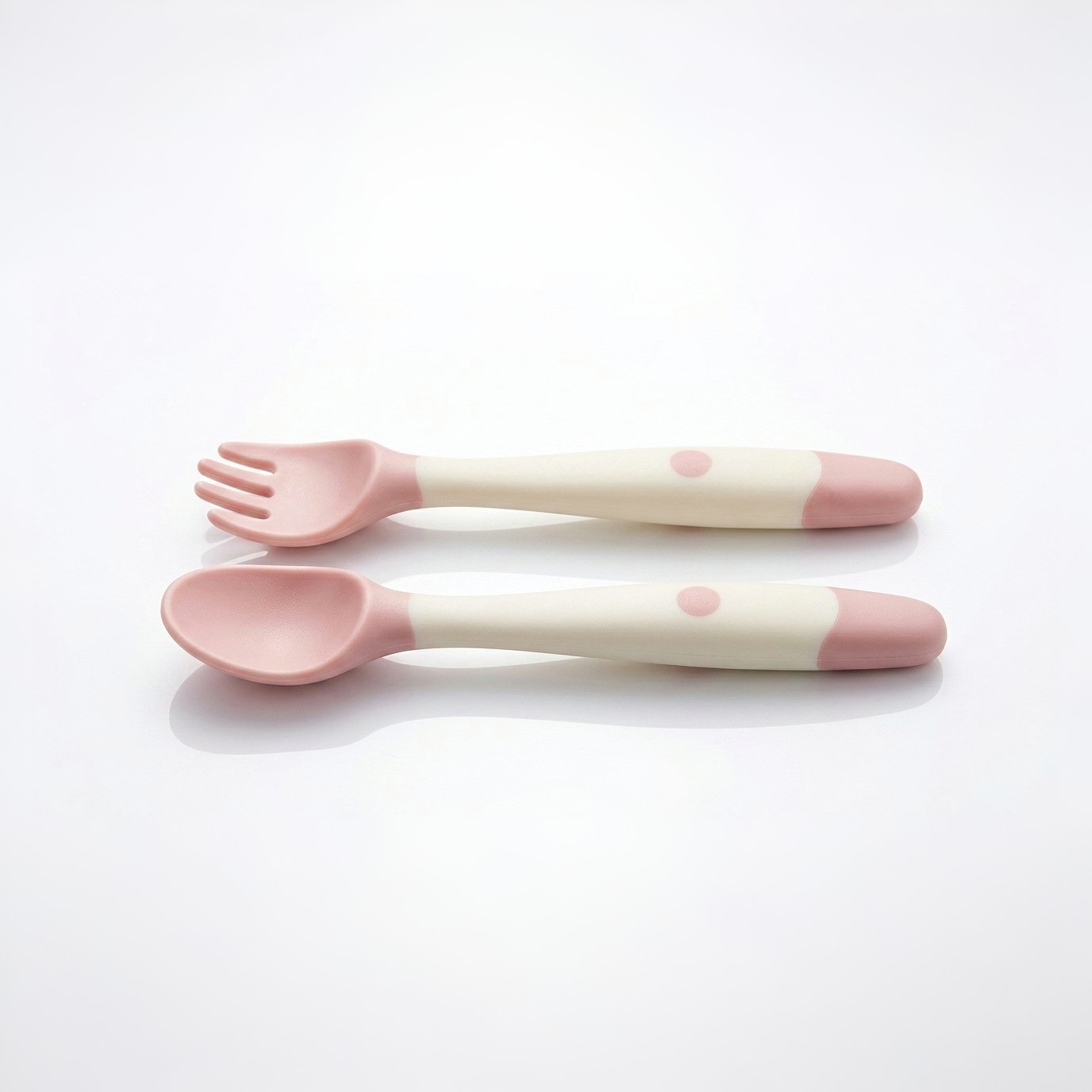 Cutlery_set_on_white_background_202605171609