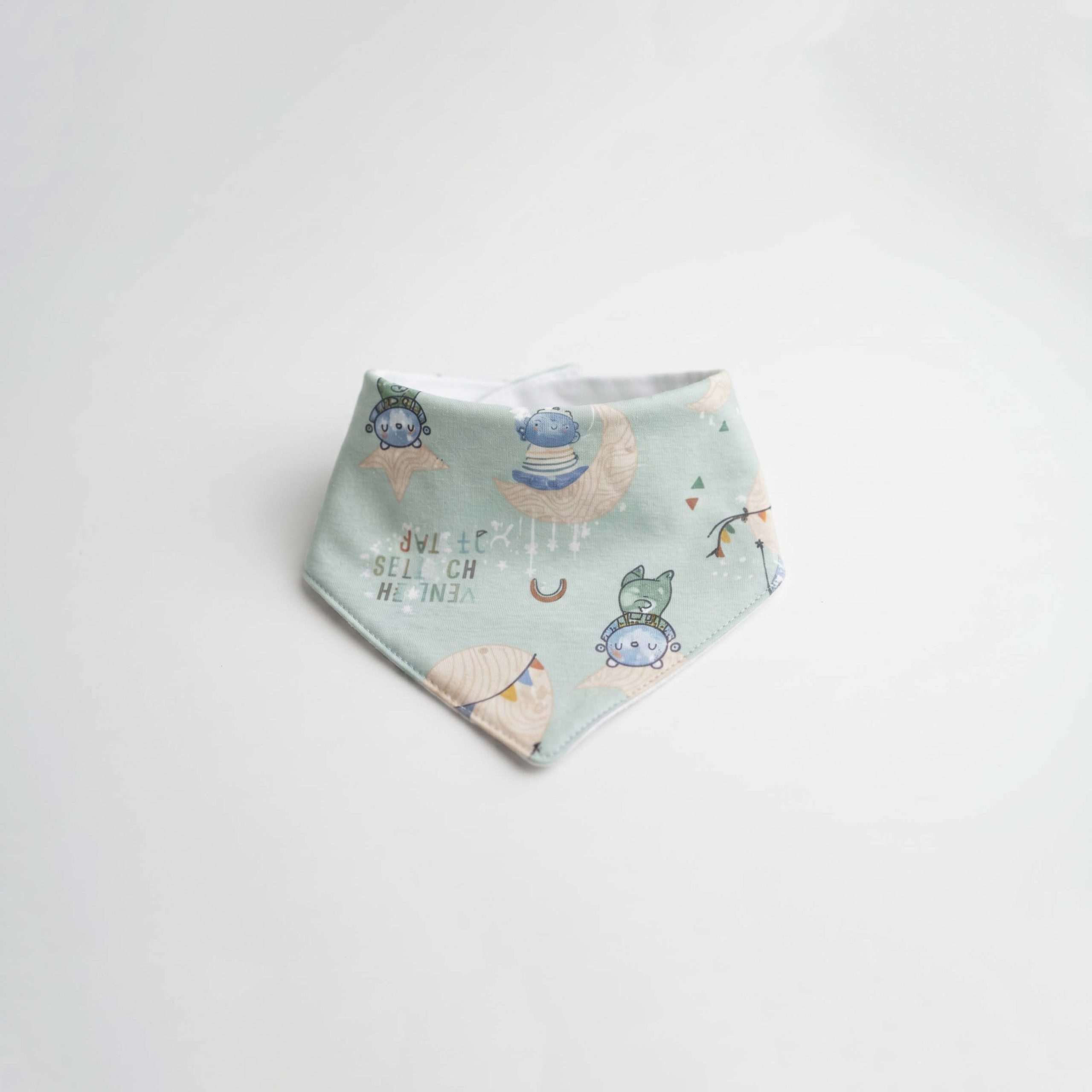 Baby_bib_on_white_background_202607061108